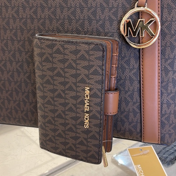 MICHAEL KORS
Medium Signature Logo Wallet 
Brown
NWT - Picture 6 of 16